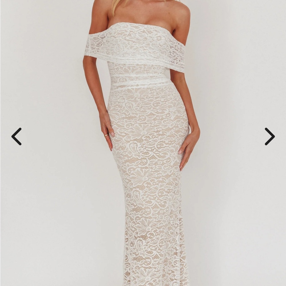 Chic Off-Shoulder Lace Maxi Dress in Cream